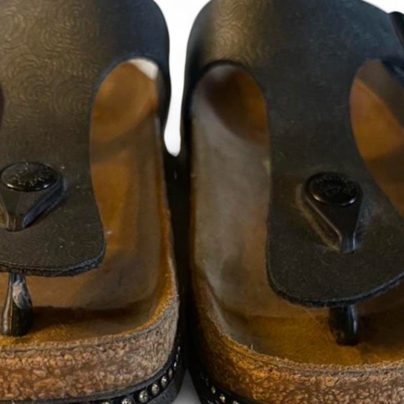 Birkenstock Gizeh
Black and Brown Sandals - Picture 4 of 7